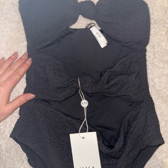 Bikinis - Picture 2 of 4